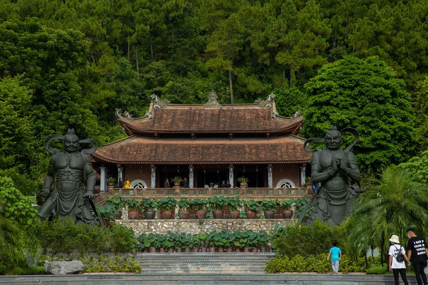 Cadenas montañosas con hermosos paisajes, ubicadas detrás de la pagoda Dia Tang Phi Lai, fascinan igualmente a los visitantes. Al entrar en la pagoda, se encontrarán dos estatuas gigantes de Ho Phap Kim Cang.Los turistas necesitarán casi un día para explorar toda la pagoda. Además, depende del tiempo, cada estación les brindará una sensación y una experiencia diferente.Junto con la arquitectura tradicional, la belleza poética con las flores de lotos y jardines verdes ofrece a los visitantes un excelente escenario para orar. No sólo un lugar sagrado de culto, el templo es también un sitio de actividades espirituales de la gente del pueblo aquí. (Foto: Vietnamplus)