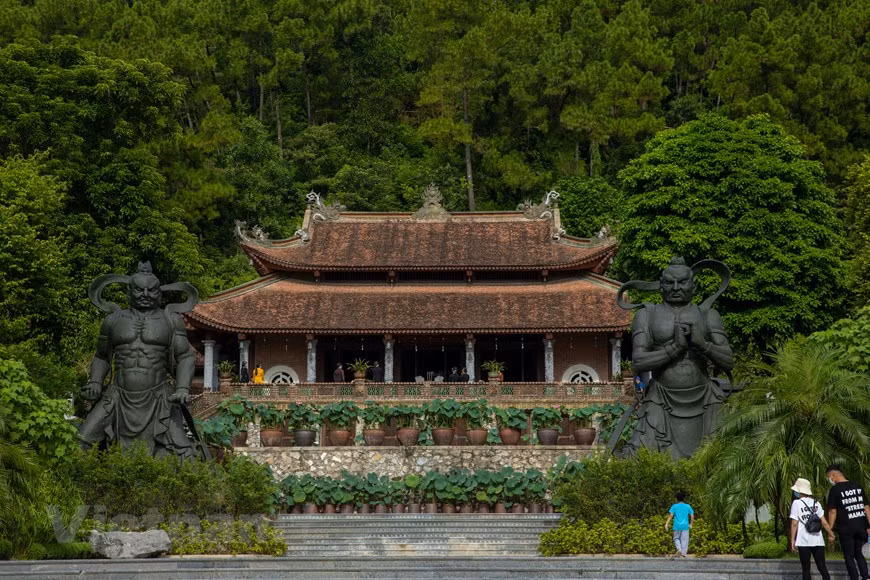 Cadenas montañosas con hermosos paisajes, ubicadas detrás de la pagoda Dia Tang Phi Lai, fascinan igualmente a los visitantes. Al entrar en la pagoda, se encontrarán dos estatuas gigantes de Ho Phap Kim Cang.Los turistas necesitarán casi un día para explorar toda la pagoda. Además, depende del tiempo, cada estación les brindará una sensación y una experiencia diferente.Junto con la arquitectura tradicional, la belleza poética con las flores de lotos y jardines verdes ofrece a los visitantes un excelente escenario para orar. No sólo un lugar sagrado de culto, el templo es también un sitio de actividades espirituales de la gente del pueblo aquí. (Foto: Vietnamplus)