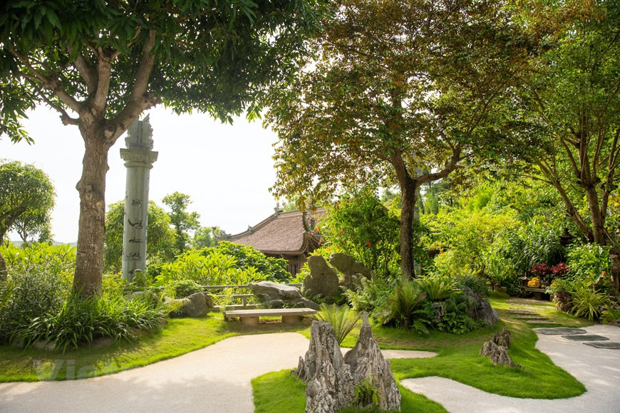 Hay varias maneras de ir a la pagoda Dia Tang Phi Lai, dependiendo de la ubicación de cada cual. Primero, si partes del centro del distrito de Thanh Liem, sólo tienes que transitar 13 kilómetros por la ruta: centro del distrito de Thanh Liem - Avenida 1A - distrito de Thanh Phong - distrito de Thanh Luu - distrito de Liem Son. Si surgiera alguna duda por el camino, sin pena puedes preguntar a la gente local.Partiendo desde Ha Noi, puedes ir a la estación de autobús de Giap Bat. Después busca el autobús que sigue la ruta Ha Noi - Ninh Binh. Luego, cuando llegue a Ha Nam, baja en la gasolinera de Kim Cuong, en la calle de Xuan Truong. Aquí puedes llamar un taxi para los siete kilómetros restantes. (Foto: Vietnamplus) 