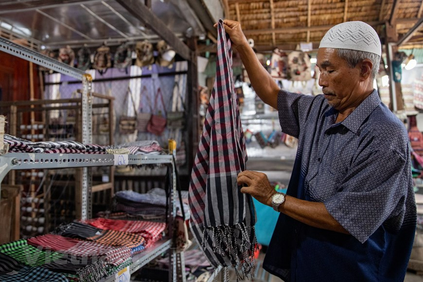 Mohamad compartió: "A largo plazo, queremos preservar la artesanía tradicional combinada con el turismo para presentar a los turistas lo más destacado del brocado Cham" (Foto: Vietnam+)