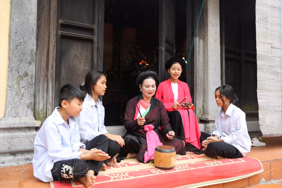 Los fines de semana, Cao Thi Bac, vicepresidenta del Club del Cheo de la aldea Khuoc, suele enseñar el Cheo a los niños que aman las melodías para construir las generaciones herederas. (Foto: Revista Ilustrada de Vietnam)