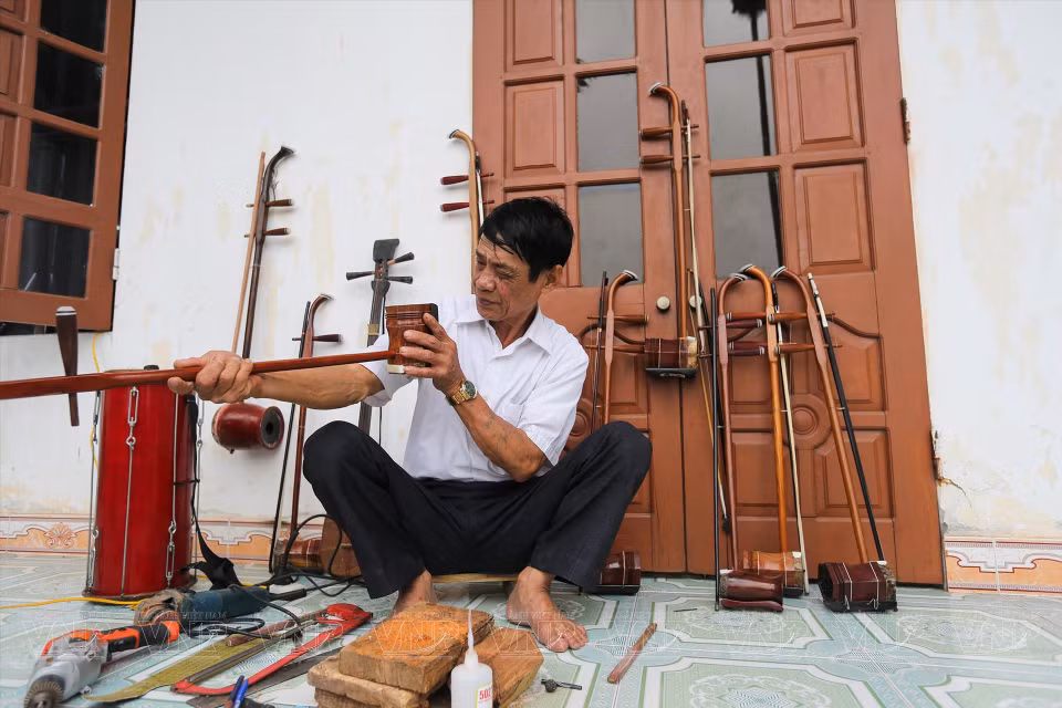 Quach Thanh Lap, miembro del Club del Cheo de la aldea Khuoc, también fabrica instrumentos musicales utilizados para las actuaciones del Cheo. (Foto: Revista Ilustrada de Vietnam)