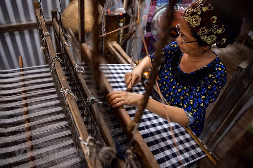 Mohamad compartió: "A largo plazo, queremos preservar la artesanía tradicional combinada con el turismo para presentar a los turistas lo más destacado del brocado Cham" (Foto: Vietnam+).