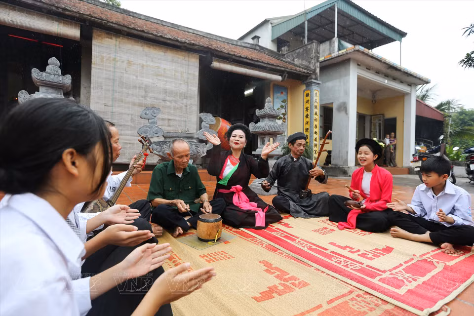 Hasta la fecha, los aldeanos solían tender esteras en la casa comunal (san dinh) para cantar Cheo y satisfacer su pasión. (Foto: Revista Ilustrada de Vietnam)