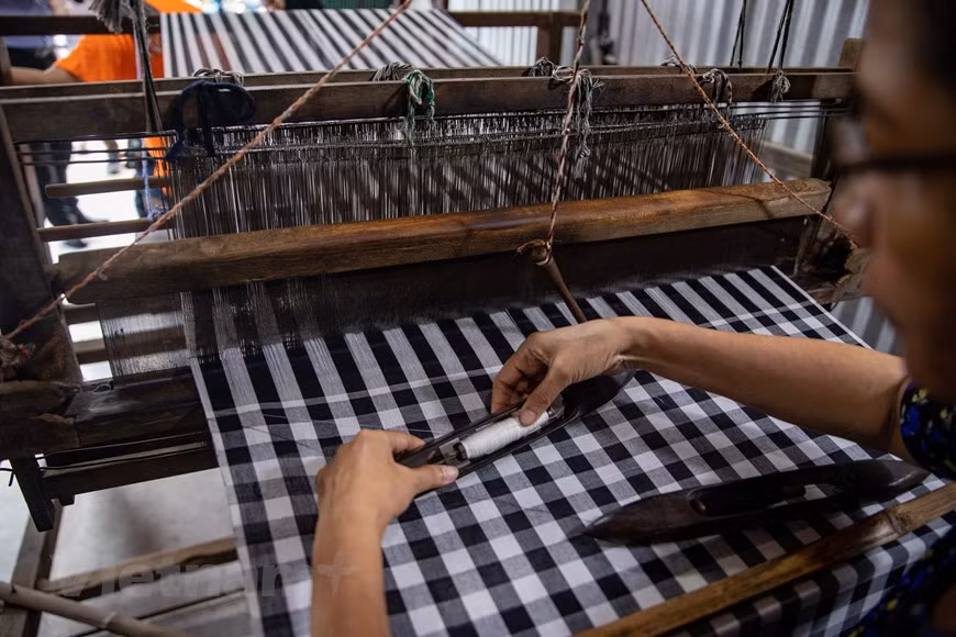 Cada paso requiere la habilidad del artesano, así como mucho tiempo y esfuerzo para fabricar los productos de calidad. (Foto: Vietnam+)