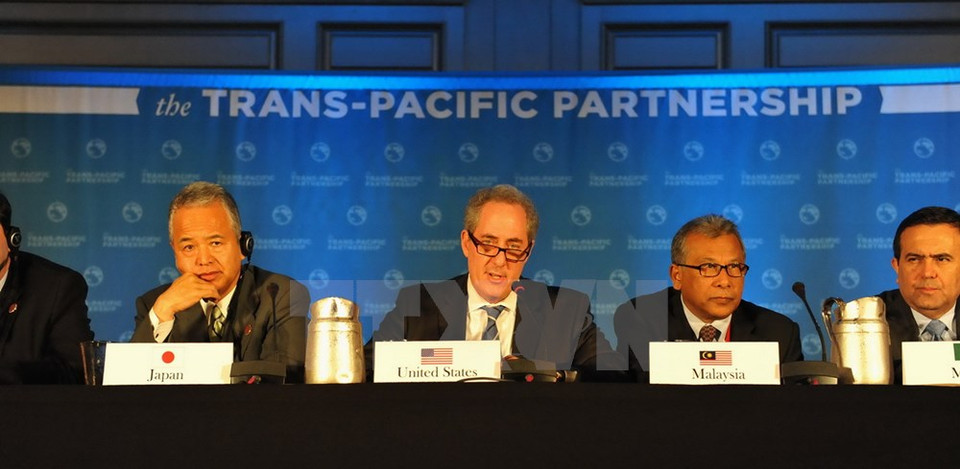 El representante comercial de Estados Unidos, Michael Froman (segundo, de izquierda a derecha) habla en la conferencia de prensa.
