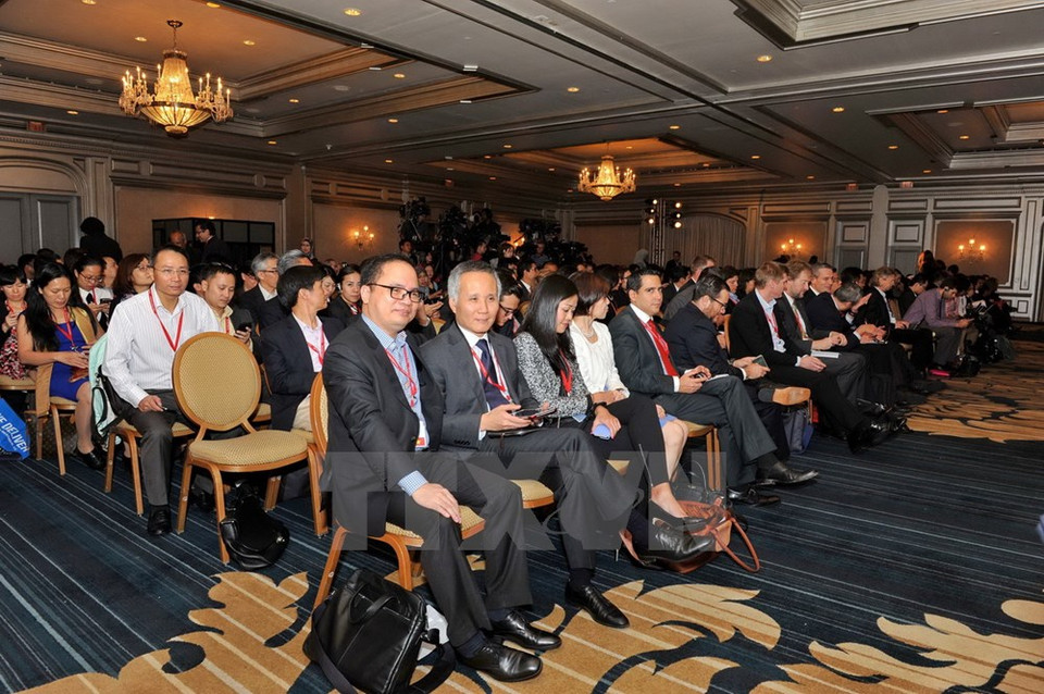 El jefe de la delegación negociadora de Vietnam, Tran Quoc Khanh (segundo desde la izquierda) 