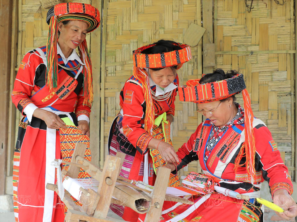 Las mujeres se sientan en un telar y crean hermosos y minuciosos productos. (Foto: VNA)