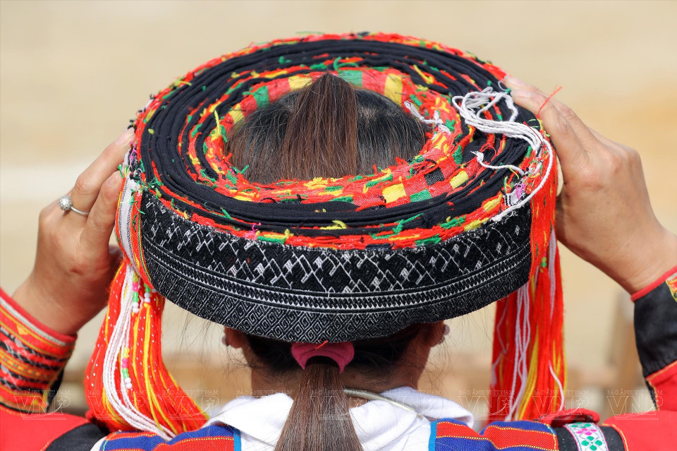 Los trajes típicos de Pa Then se dividen según géneros, y no por clases sociales o la edad. Los tipos de patrones decorados son bastante simples, principalmente esvásticas y rombos. Esos trabajos requieren la diligencia, meticulosa labor y habilidad de los artesanos, además de sus secretos especiales, gracias a sus años de experiencia.