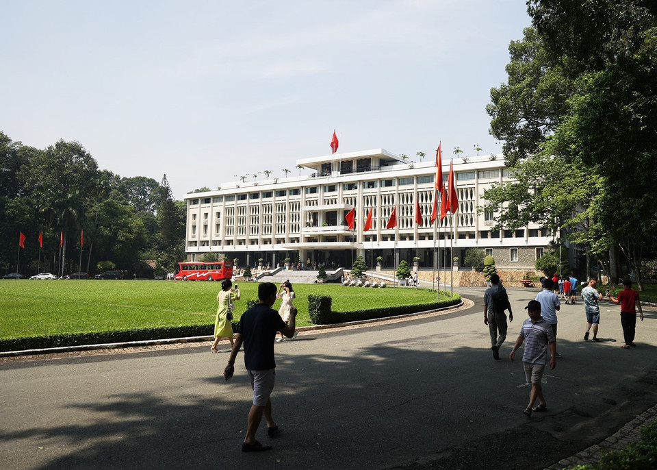 Turistas visitan el Palacio de la Reunificación. (Foto: VNA)