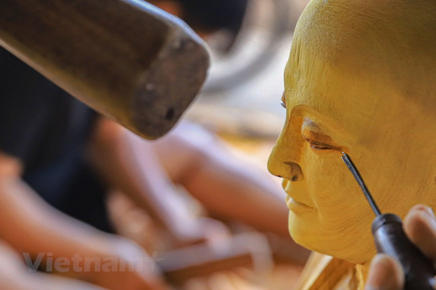 A Son Dong se le conoce como un pueblo de escultores de estatuas y practicantes de cultos tradicionales, con una historia de formación y existencia de cientos de años. Las huellas tangibles de la capital milenaria de Hanoi son creadas por talentosos artesanos de Son Dong, como el Templo Quoc Tu Giam (Templo de la Literatura), el Templo Ngoc Son, el Puente The Huc y la Pagoda del Pilar Único. La exquisita técnica de lacado y dorado de este pueblo es muy valorada. De las viejas raíces de la jaca, gracias a las hábiles manos de los trabajadores, se han formado muchas estatuas grandes y pequeñas, que contienen los pensamientos, las emociones, el respeto del pueblo y el deseo de una vida próspera y feliz. (Foto: Vietnam+)