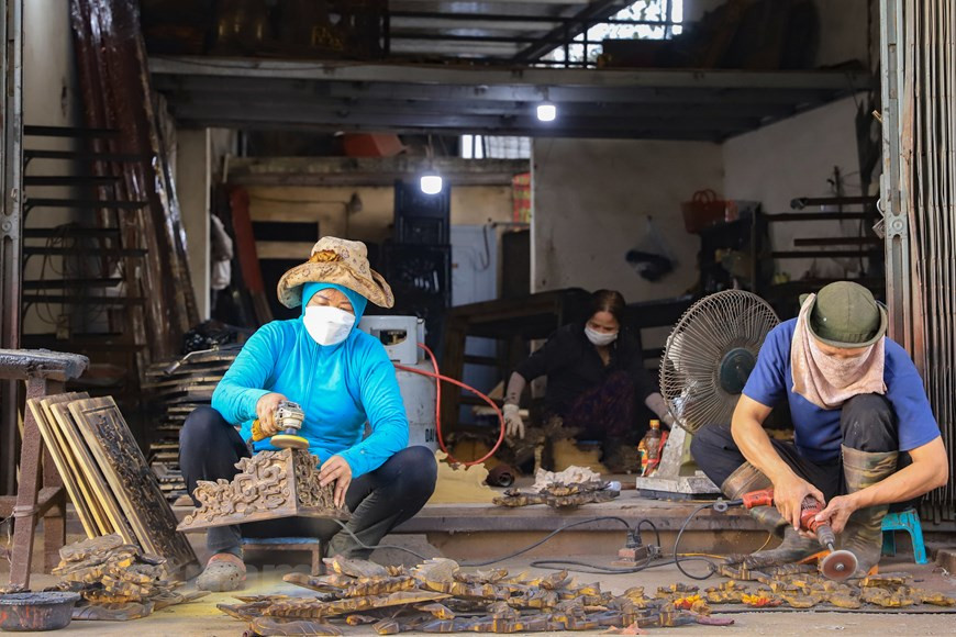 La tradición artesanal del pueblo existe desde hace casi un siglo, transmitida de generación en generación, por lo que hoy en día hay unos cuatro mil trabajadores, de los cuales la mayoría son ciudadanos del pueblo. Los jóvenes artesanos de Son Dong aún conservan sus talentos tradicionales, mientras exploran e innovan productos para satisfacer las necesidades de los clientes. Los productos de Son Dong representan más del 50 por ciento del mercado nacional de artículos lacados y estatuas de oro y culto, sirviendo a la vida espiritual, cultural y religiosa de la gente. Las estatuas se vuelven sensibles gracias a las hábiles manos del trabajador. Para lograr esto, el creador debe tener experiencia e insuflar un alma en las obras. (Foto: Vietnam+)