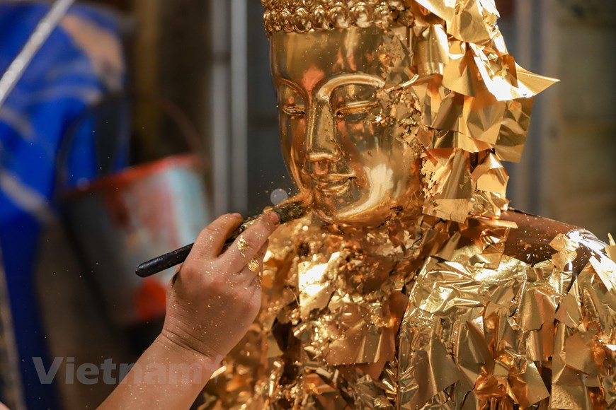 Como la mayoría de los templos, iglesias grandes y pequeñas en todas las regiones del país tienen estatuas u objetos de adoración de Son Dong, los trabajadores aquí siempre están orgullosos. Se trata de estatuas budistas para adorar en las pagodas, de los genios comunales para templos y otras creaciones populares como el dios de la tierra, el dios de la cocina, el dios de la montaña y la diosa del fuego hogareño. La técnica de pintar la estatua es muy elaborada y meticulosa, pasando por muchas etapas para hacer que la superficie sea plana, suave y suculenta. Dependiendo de las necesidades del cliente, en la etapa final el trabajador pegará plata u oro. (Foto: Vietnam+)
