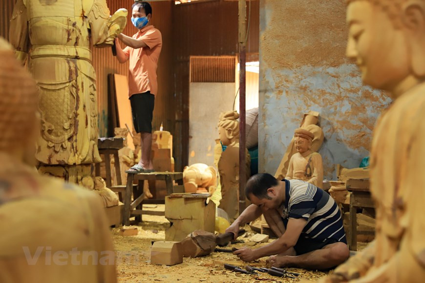 Pese haber sido erosionado durante los años de resistencia contra los Estados Unidos y el período de subsidio, el pueblo luego fue restaurado por los propios artesanos Nguyen Chi Dau y Nguyen Duc Cuong, en 1983. Nguyen Chi Dau, artista del período colonial francés, decidió restaurar el oficio tradicional organizando un curso de formación en tallado de madera y artesanía en laca, con el fin de transmitirlo a sus hijos y nietos. Hasta ahora, el trabajo del pueblo fue transmitido directamente de los padres a los hijos, de los hijos a los nietos, y así, de la generación anterior a la siguiente sin documentos registrados. Hoy en día, los aldeanos dedican el sexto día del calendario lunar de todos los años como un festival en homenaje al dios patrón del pueblo. (Foto: Vietnam+) 
