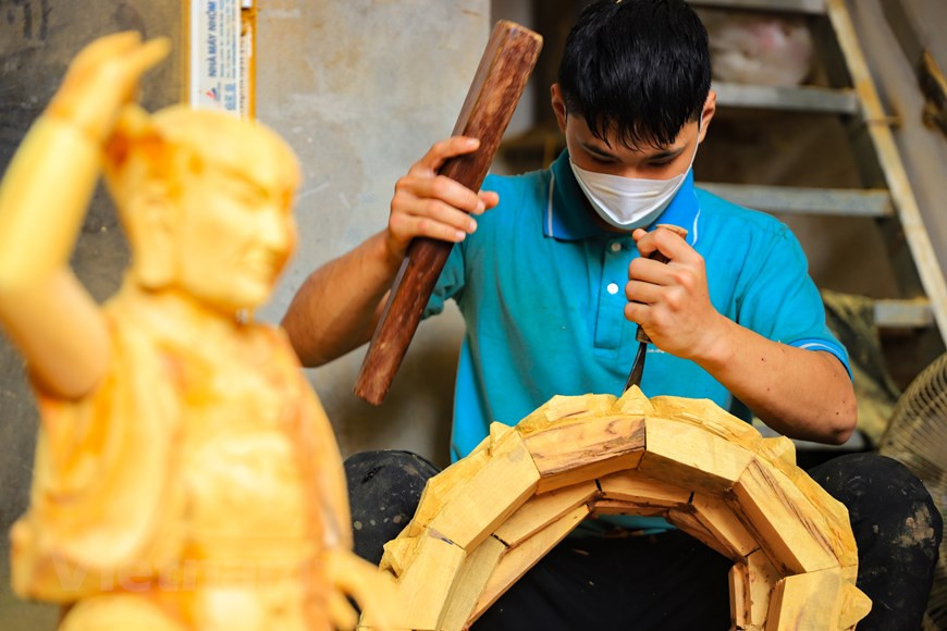 Nhập mô tả choDentro de la aldea de Son Dong, los visitantes presenciarán el proceso de elaboración de las estatuas y se sumergirán en la "música" del pueblo con el sonido del tallado de la estatua, el sonido de una máquina de aserrar corriendo por los callejones. Así, podemos comprender todas las fatigas del trabajador para completar las obras de arte. Hoy en día, muchas personas en Son Dong deben afirmar que este trabajo centenario les ha ayudado a enriquecerse y crear puestos de trabajo para miles de trabajadores. La gente siempre agradece en silencio a los artesanos que contribuyeron a la restauración del pueblo artesanal. (Foto: Vietnam+) 