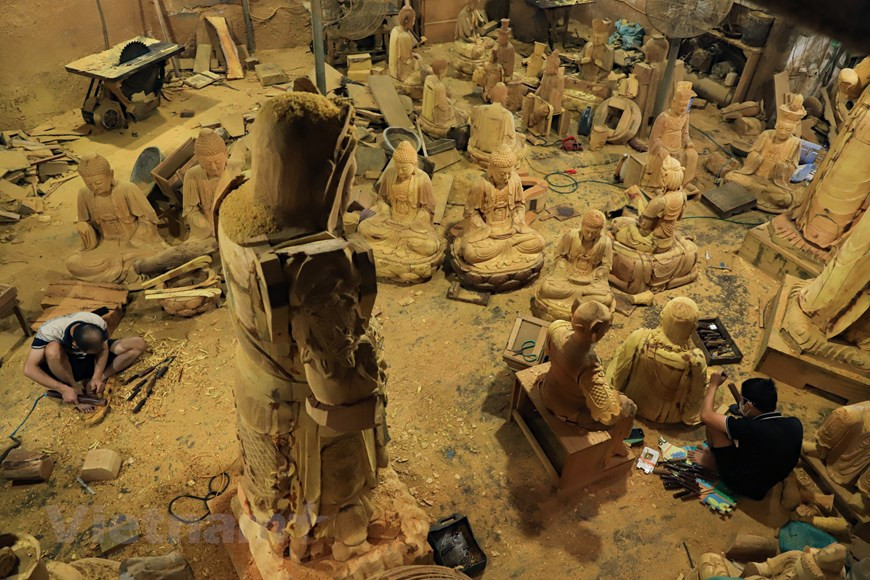 A unos 20 kilómetros del centro de la capital de Hanoi en dirección noroeste, se ubica la aldea de Son Dong, en el distrito Hoai Duc. Este lugar se considera como el "mundo" de las estatuas de Buda y los objetos de culto. Todos los productos de Son Dong son elaborados cuidadosamente por trabajadores calificados. Durante el período de integración económica internacional, muchos trabajadores de Son Dong también hicieron hermosos retratos y estatuas para la exportación, satisfaciendo las necesidades de los socios extranjeros. En 2007, el Libro de los Récords de Vietnam nombró a Son Dong como "la aldea de escultura de productos de culto y estatua de Buda más grande de Vietnam". (Foto: Vietnam+)