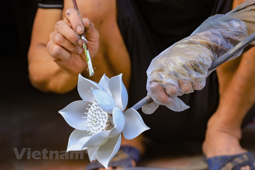 Aunque de los productos destacados sobresalen las estatuas, la gente de Son Dong también hace otros artículos de adoración artesanales como diafragmas, coplas, tronos y mosaicos. Con el material principal de la madera de jaca, los artesanos de Son Dong crean muchos productos exquisitos y hermosos. Cuando hablamos de estatuas de Buda, inmediatamente pensamos en Son Dong. Con manos hábiles, los artesanos de Son Dong han producido muchas obras de arte que requieren un alto nivel de sofisticación, como las estatuas de Buda de las mil manos y las estatuas de Buda de los mil ojos. Puedes encontrar estatuas hechas por un artesano de Son Dong en todo el país. (Foto: Vietnam+) 