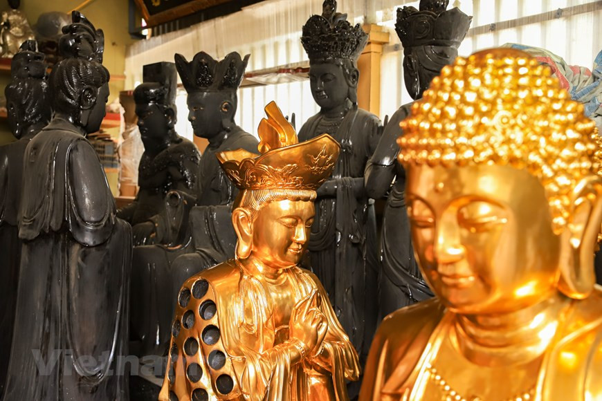 Durante décadas, este trabajo artesanal no solo ha generado empleos para aumentar los ingresos de la población local, sino que también ha sido una fuerza impulsora para desarrollar y preservar los pueblos artesanales tradicionales. Además de trabajar en la comuna, muchos hogares reciben contratos para la construcción y el diseño de templos y pagodas en otras localidades como Quang Ninh, Hue y Ciudad Ho Chi Minh. A pesar de las dificultades y desafíos del mercado, que exige que cada trabajador aquí deba intentar constantemente adquirir habilidades avanzadas. Sin embargo, los aldeanos de Son Dong hoy en día tienen derecho a estar orgullosos de una artesanía tradicional que las generaciones anteriores construyeron y transmitieron a las actuales. (Foto: Vietnam+)