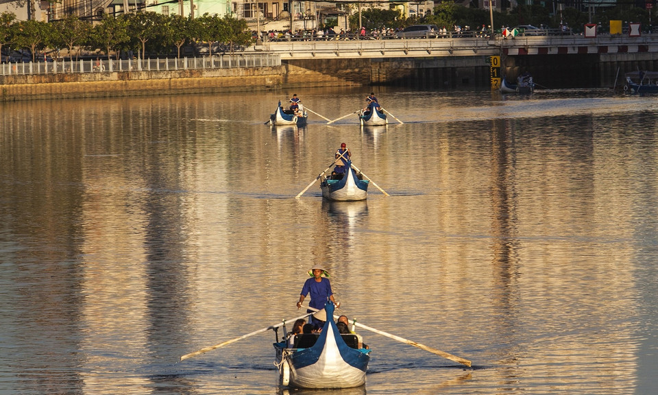 Emocionante viaje en bote para explorar el canal Nhieu Loc, que serpentea en el corazón de la ciudad. (Foto: Revista Ilustrada de Vietnam)