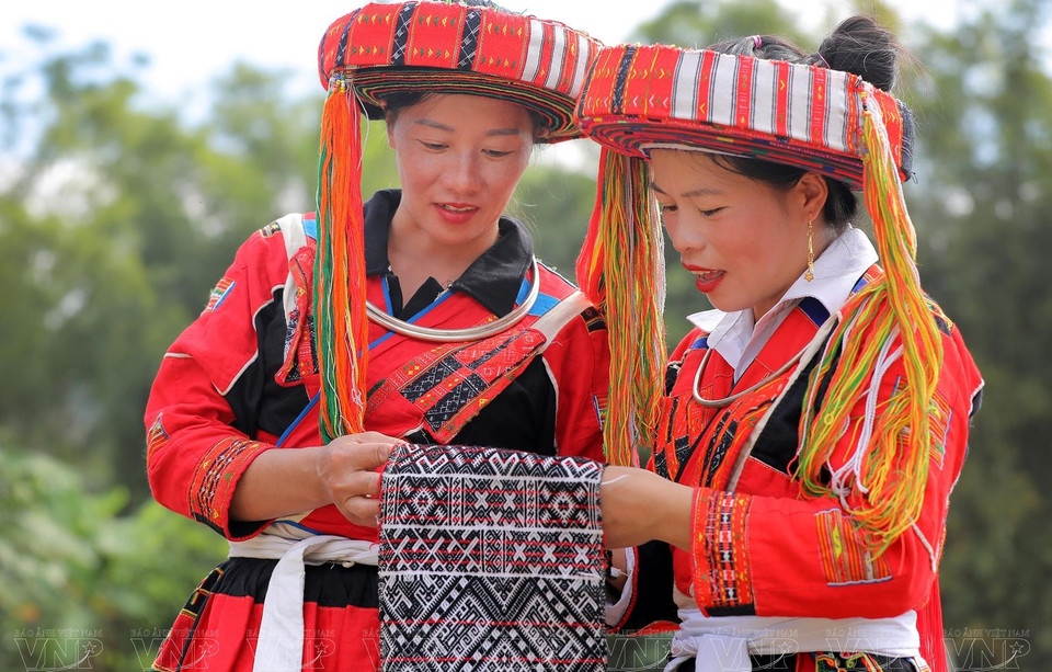 Las mujeres de la etnia Pa Then están orgullosas de sus trajes tradicionales. (Foto: VNA)