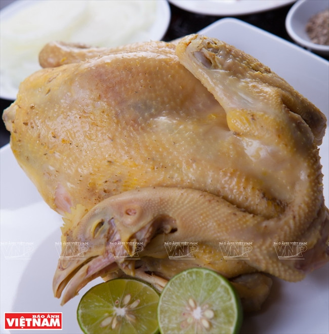 En muchos restaurantes y hoteles en las ciudades grandes, se suele añadir carne de pollo desmenuzada a la ensalada de flores de plátano (Fuente: VNA)