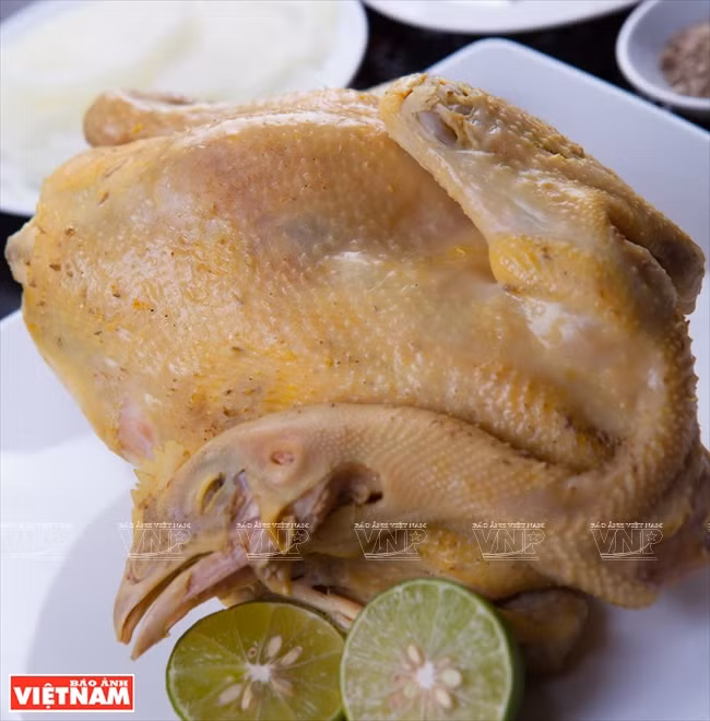 En muchos restaurantes y hoteles en las ciudades grandes, se suele añadir carne de pollo desmenuzada a la ensalada de flores de plátano (Fuente: VNA)