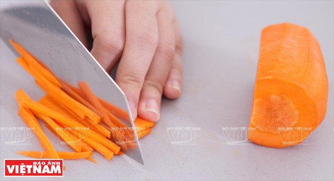 Muchos cocineros famosos utilizan zanahorias finamente picadas en la ensalada de flores de plátano para que quede más crujiente y proporcione más vitaminas (Fuente: VNA)