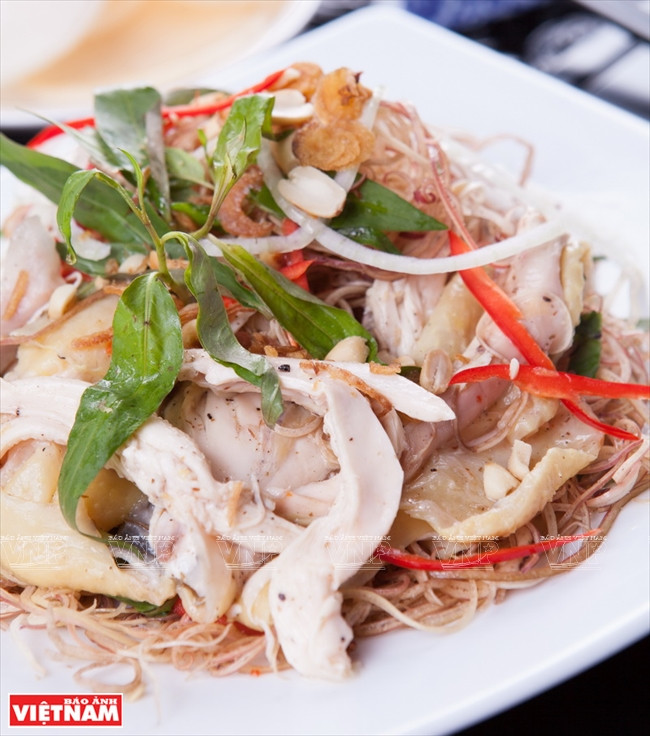 El plato mezclado de pollo desmenuzado con ensalada de plátano es delicioso, nutritivo y fácil de preparar (Fuente: VNA)
