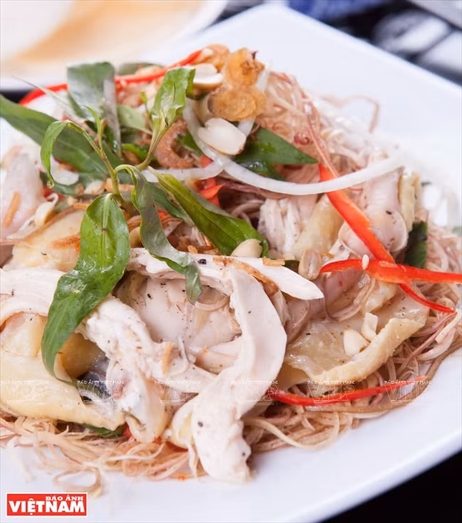  El plato mezclado de pollo desmenuzado con ensalada de plátano es delicioso, nutritivo y fácil de preparar (Fuente: VNA)