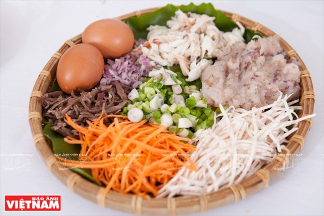 Hoy en día, la vida mejora cada día por lo que los ingredientes para elaborar la ensalada de flores de plátano son mucho más abundantes, dependiendo de la región y el gusto (Fuente: VNA)