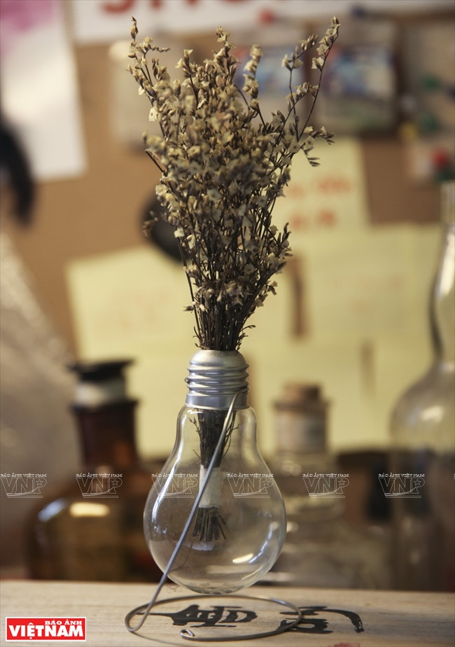 Además de construir barcos dentro de botellas y bombillas, Huy también convierte las bombillas en floreros (Fuente: Revista Vietnam)