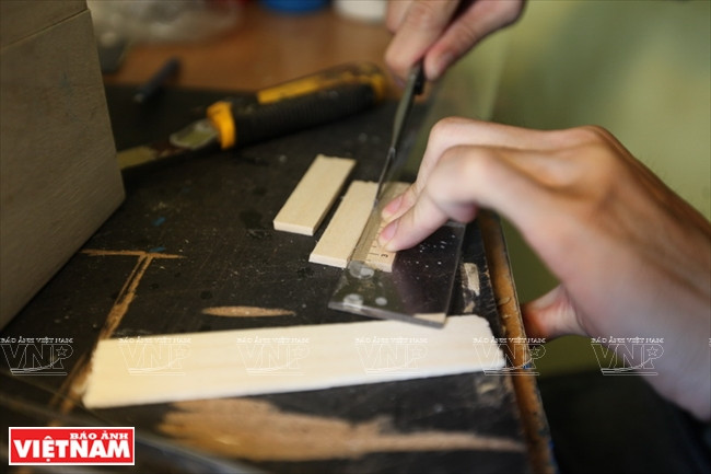 Nguyen Quang Huy hace la armazón del barco usando pedazos de madera (Fuente: Revista Vietnam)