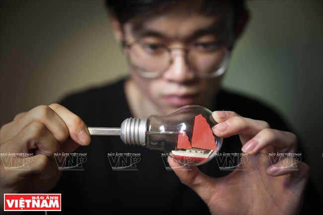 Unir las partes del barco para introducirlas en una botella o una bombilla es la etapa que más requiere la meticulosidad y precisión del fabricante (Fuente: Revista Vietnam)
