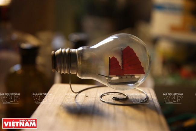 Un crucero en la bahía de Ha Long dentro de una bombilla. (Fuente: Revista Vietnam)