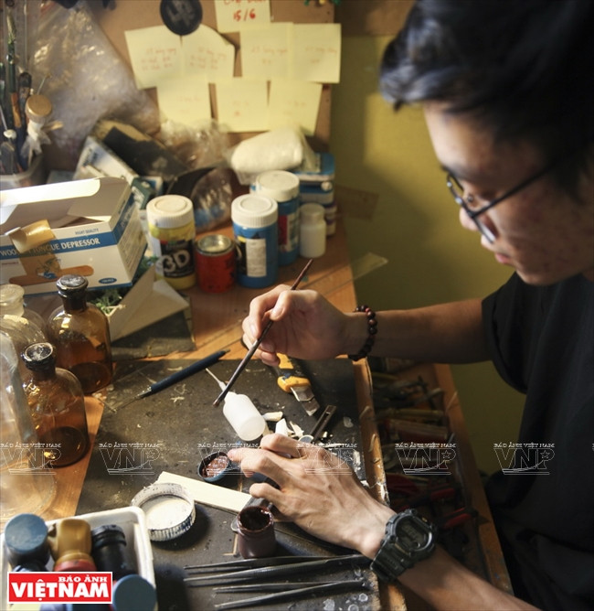 La etapa más difícil es injertar las piezas de madera para crear la estructura externa del barco (Fuente: Revista Vietnam)