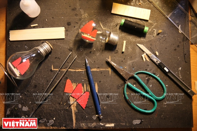 Solo con herramientas simples, como pinza, tijeras, pluma y un hilo, Huy puede crear muchos productos artesanales preciosos (Fuente: Revista Vietnam)