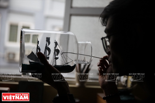 Nguyen Quang Huy limpia a menudo sus obras para preservarlas (Fuente: Revista Vietnam)