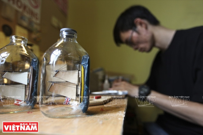 Después de dos años de experiencia, ahora solo tarda 10-20 minutos en terminar una obra (Fuente: Revista Vietnam)