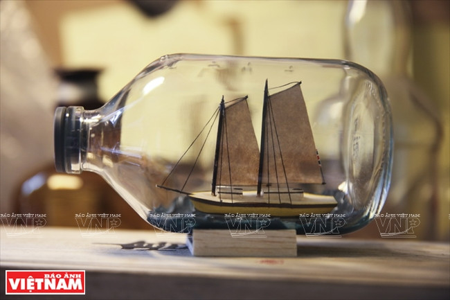 Huy nunca deja de crear nuevos modelos de barcos para sus obras (Fuente: Revista Vietnam)