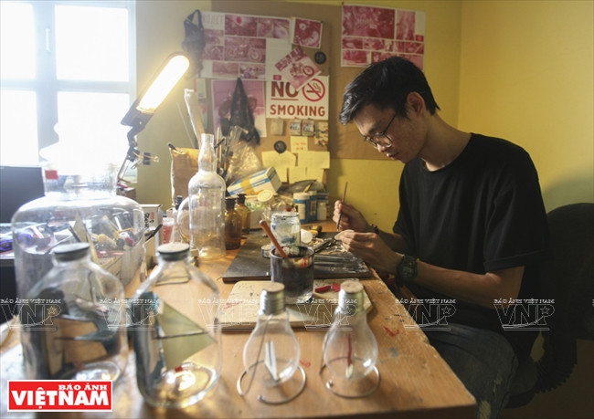 El pequeño taller donde el “mago” Nguyen Quang Huy convierte las bombillas y botellas en llamativos objetos de decoración (Fuente: Revista Vietnam)