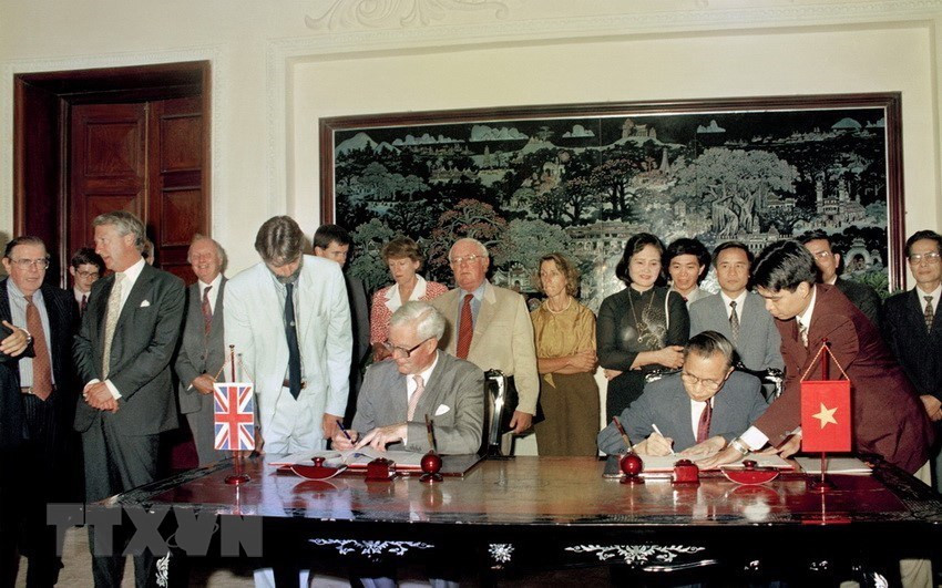 Los cancilleres Nguyen Manh Cam y Douglas Hurd firmaron un acuerdo sobre asistencia financiera del gobierno británico dedicada a Vietnam el 15 de septiembre de 1994 en Hanoi. (Fuente: VNA)