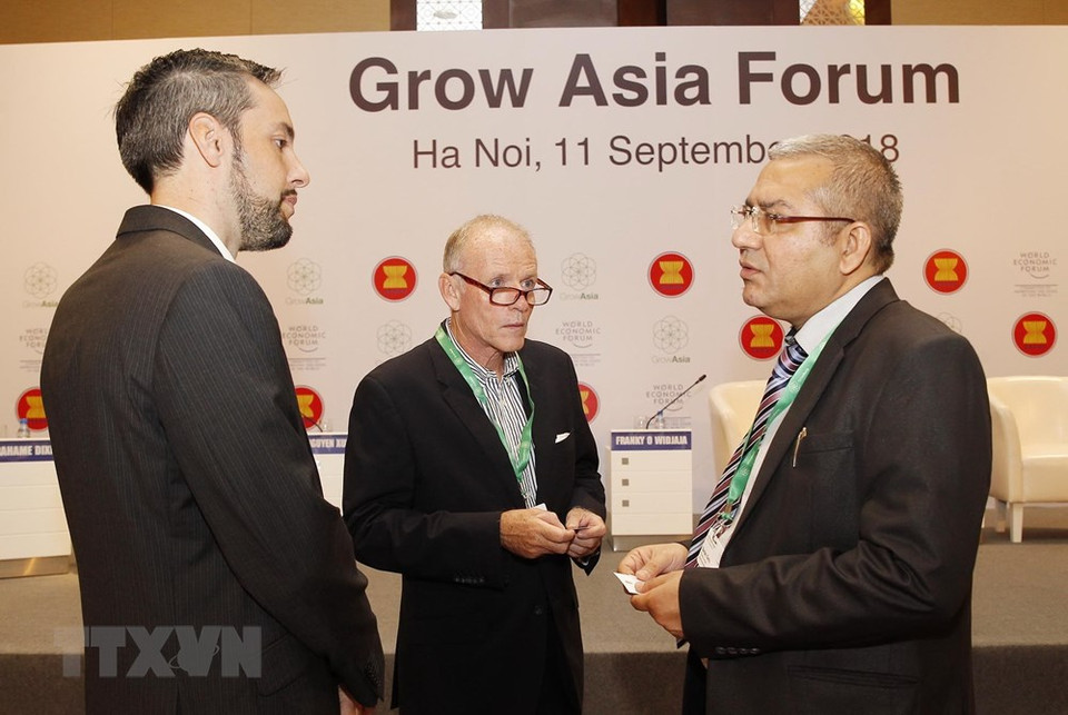 El viceprimer ministro Trinh Dinh Dung y los delegados asistentes al Foro (VNA)