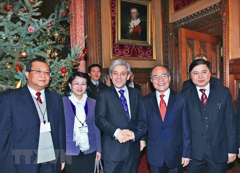 El 8 de diciembre de 2011, el presidente de la Asamblea Nacional de Vietnam Nguyen Sinh Hung sostuvo un encuentro con el titular de la Cámara británica de los Comunes John Bercow, en el marco de su visita oficial al Reino Unido. (Fuente: VNA)