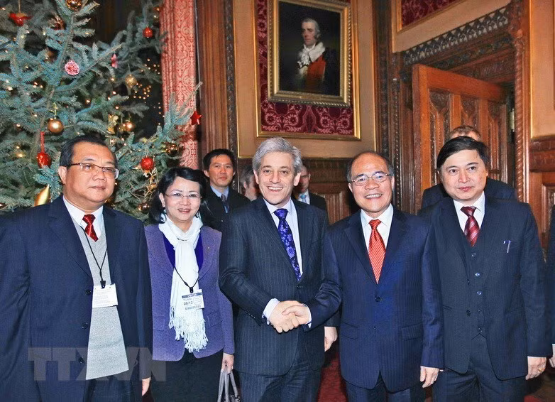 El 8 de diciembre de 2011, el presidente de la Asamblea Nacional de Vietnam Nguyen Sinh Hung sostuvo un encuentro con el titular de la Cámara británica de los Comunes John Bercow, en el marco de su visita oficial al Reino Unido. (Fuente: VNA)