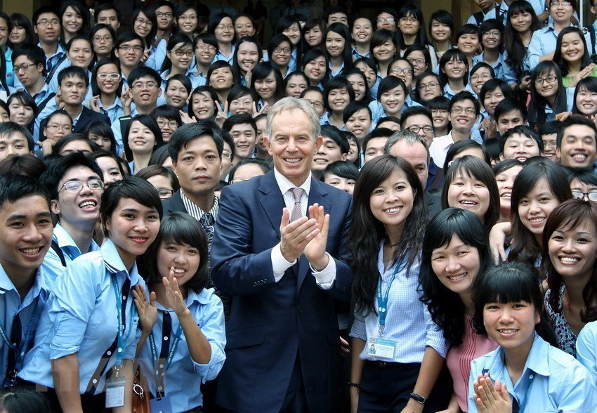 El 15 de octubre de 2012, estudiantes de la Academia de Diplomacia de Hanoi saludaron al exprimer ministro británico Tony Blair. (Fuente: VNA)