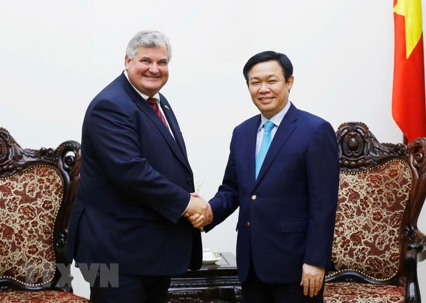 El 19 de octubre de 2016, el viceprimer ministro Vuong Dinh Hue recibió al secretario de Estado encargado de Comercio e Inversión Mark Ian Price en Hanoi. (Fuente: VNA)
