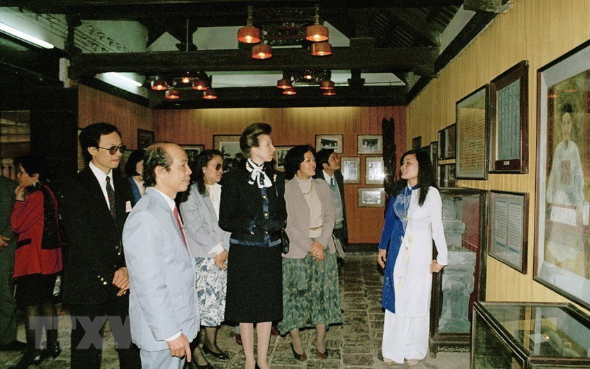 La princesa británica Anne Elizabeth visitó el Templo de Literatura (Van Mieu-Quoc Tu Giam) en Hanoi, durante su esta estancia en Vietnam del 2 al 6 de marzo de 1994. (Fuente: VNA)