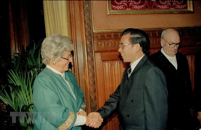 El presidente de la Cámara de los Comunes del Reino Unido B.Butly Boothroyd recibió al titular de la Asamblea Nacional de Vietnam Nong Duc Manh el 28 de enero de 1993 en Londres. (Fuente: VNA)