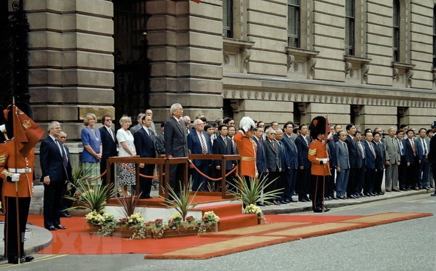 El 5 de julio de 1993, la ceremonia de recepción al primer ministro Vo Van Kiet, quien encabeza la delegación del gobierno vietnamita a visita el Reino Unido. (Fuente: VNA)