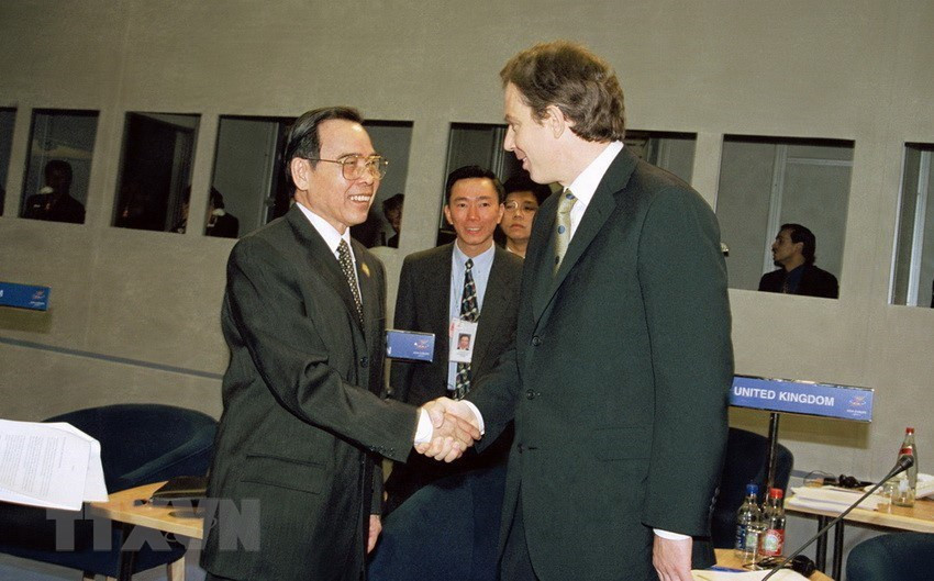 El primer ministro Phan Van Khai se reunió con su homólogo británico Tony Blair el 4 de abril de 1998, al margen de la Reunión Asia-Europa (ASEM-2) en Londres. (Fuente: VNA)